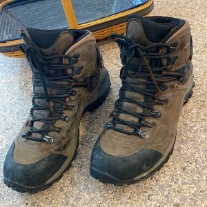 Merrell Hiking Boots With FLAWS Leather Men’s Maybe 10.5? Vibram Soles